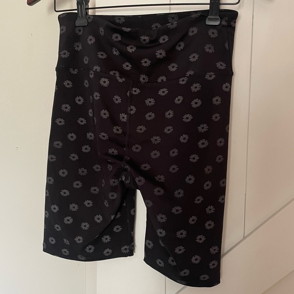 Nanette Lepore Play Compression Shorts Black and Silver Floral Size Small - Picture 2 of 8